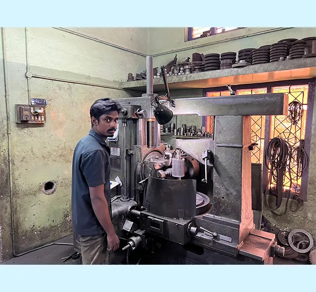 gear-manufacturer-precision-engineering-gear-solutions-worm-worm-shaft-spiral-bevel-spur-gear-helical-gear-roller-cnc-machining-vmc-machining-metal-sheet-work-machine-fabrication-food-industry-gears-paper-industry-gears-beverage-industry-g--1724401995