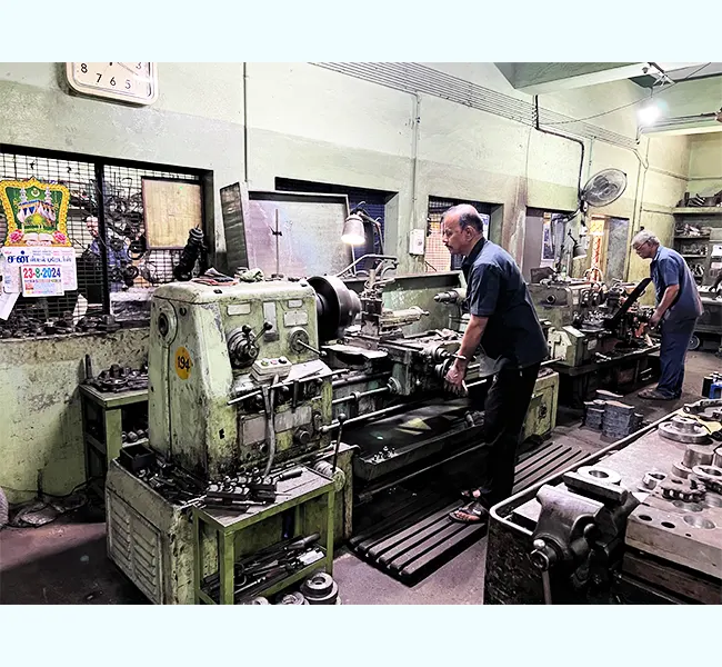 gear-manufacturer-precision-engineering-gear-solutions-worm-worm-shaft-spiral-bevel-spur-gear-helical-gear-roller-cnc-machining-vmc-machining-metal-sheet-work-machine-fabrication-food-industry-gears-paper-industry-gears-beverage-industry-g--1724402042